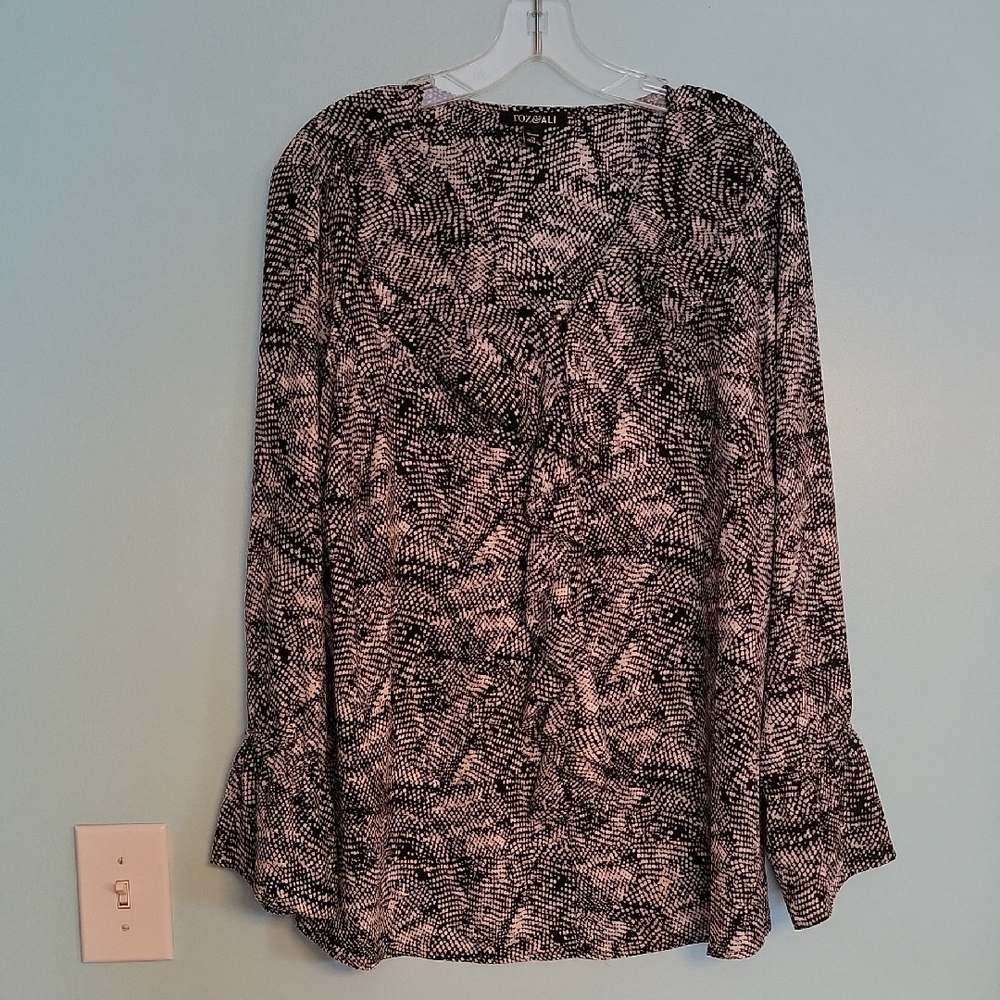 Roz & Ali Black and White Bell Sleeve Blouse